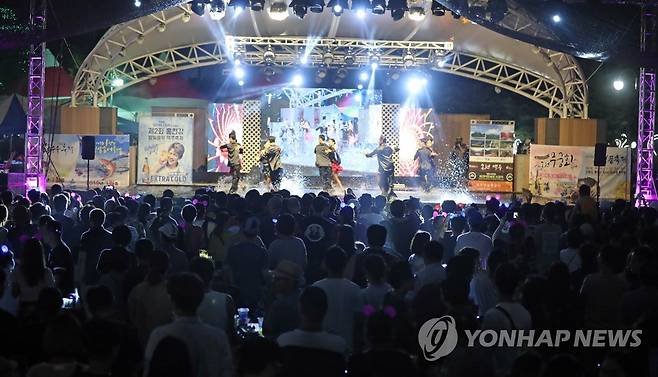 홍천강 맥주축제 '물위 공연' [연합뉴스 자료사진]