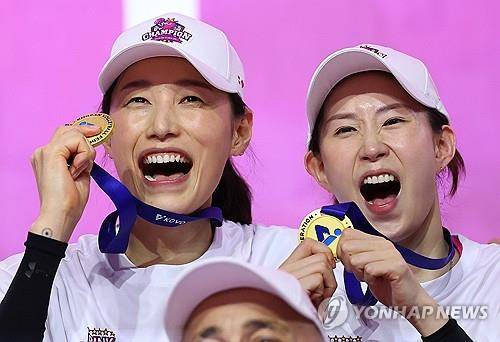 통합우승 차지한 김연경-김수지 (인천=연합뉴스) 김도훈 기자 = 8일 인천 삼산월드체육관에서 열린 프로배구 V리그 여자부 챔피언결정전 흥국생명과 정관장의 5차전 경기에서 승리하며 통합 우승(정규리그 1위, 챔피언결정전 우승)을 차지한 흥국생명 김연경과 김수지가 메달을 들고 기뻐하고 있다. 2025.4.8
 superdoo82@yna.co.kr
