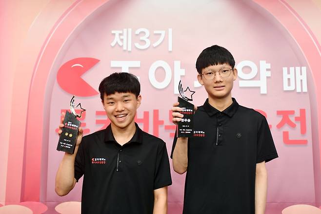 조아제약배에서 우승한 김승진(왼쪽) 6단과 조상연 4단 [한국기원 제공. 재판매 및 DB 금지]