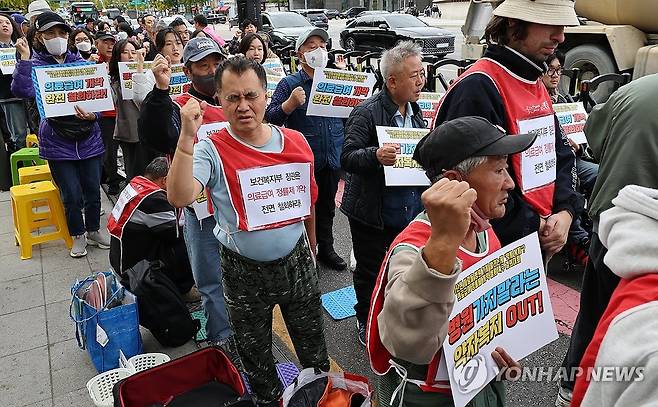 의료급여 정률제 철회 결의대회 (서울=연합뉴스) 한상균 기자 = 기초법바로세우기공동행동, 무상의료운동본부, 보건의료단체연합 등 시민단체들이 29일 정부서울청사 인근에서 의료급여 정률제 철회 촉구 결의대회를 하고 있다. 2024.10.29 xyz@yna.co.kr