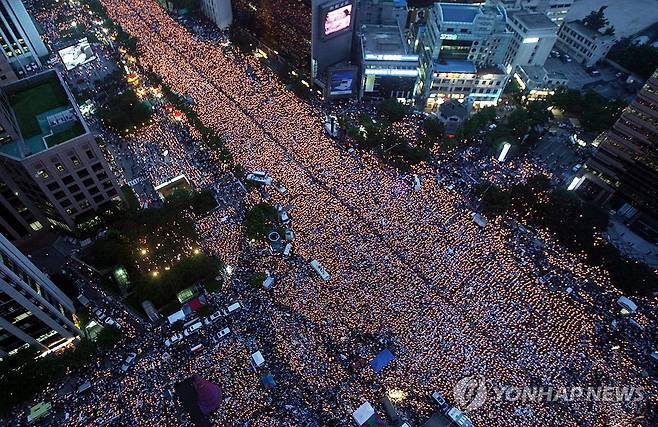 한미협상, 미국측에 광우병 집회 사진 제시 (서울=연합뉴스) 31일 한미 통상협상에서 우리 정부가 쌀과 소고기 시장 추가 개방을 막아내면서 농업 분야에서는 일부 성과를 거뒀다는 평가가 나온다. 협상단은 우리나라가 농축산물 시장 개방에 정치·정서적으로 민감하다는 점을 알리기 위해 지난 2008년의 광우병 집회 사진을 미국측에 제시한 것으로 알려졌다. 사진은 2008년 6월 촛불집회 모습. 2025.7.31 [사진공동취재단] photo@yna.co.kr