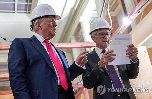 도널드 트럼프 미 대통령과 제롬 파월 연준 의장 [AFP 연합뉴스 자료사진. 재판매 및 DB 금지]