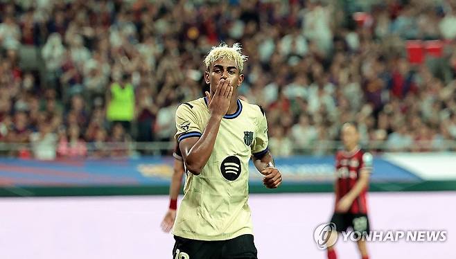 팀 세번째 골 넣은 야말 (서울=연합뉴스) 김인철 기자 = 31일 서울월드컵경기장에서 열린 FC바르셀로나 2025 아시아투어 에디션 FC서울과 FC바르셀로나의 경기. 라민 야말이 팀 세번째 골을 넣고 세리머니를 하고 있다. 2025.7.31 yatoya@yna.co.kr