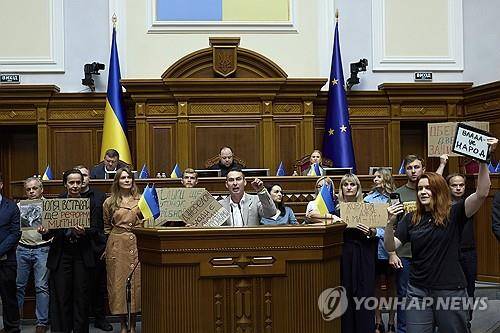 31일(현지시간) 반부패기관 독립성 복원 법안 가결 촉구하는 우크라이나 의원들 [AP 연합뉴스 재판매 및 DB 금지]