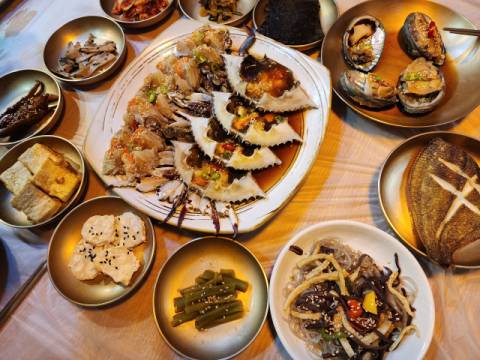 이하정 간장게장은 조선간장과 천연 식재료로 배합한 양념으로 숙성시킨다.