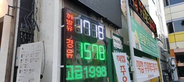 국내 주유소 휘발유 주간 평균 가격이 다시 오름세로 돌아선 가운데 1일 대구 수성구 한 주유소 휘발유와 경유 가격이 ℓ당 각각 1천718원, 1천578원으로 표기돼있다. 권영진 기자