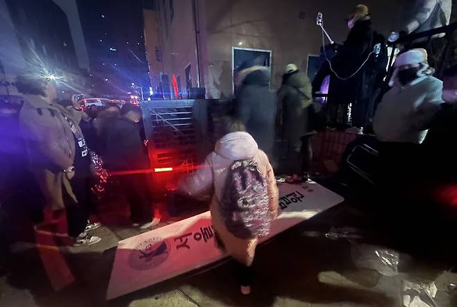 1월 19일 새벽 윤석열 대통령에 대한 구속영장이 발부되자 서울 서부지법에 지지자들이 진입해 난동을 부리고 있다. (사진/뉴스1)