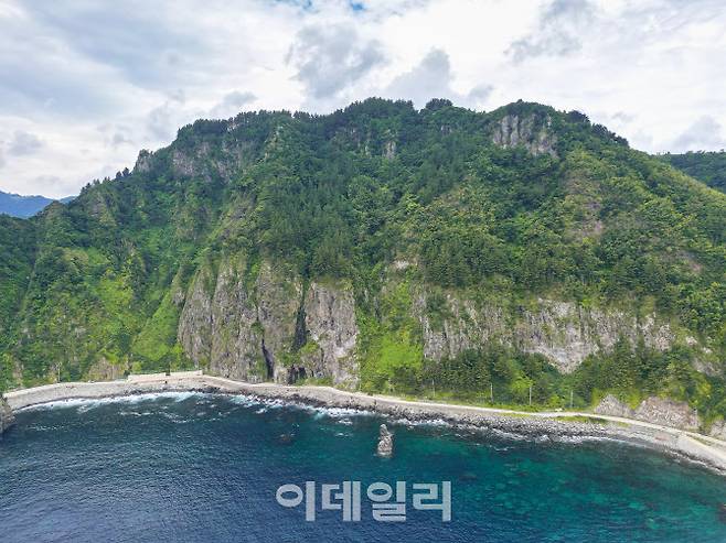 절벽과 바다 사이에 난 울릉도 해안일주도로