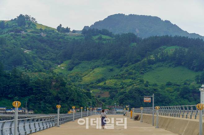 행남해안산책로의 구간의 저동항 인근 방파제에서 본 풍경.