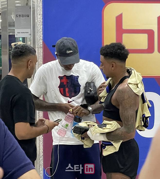 경기 후 믹스드존에서 만난 마커스 래시퍼드(가운데)와 제시 린가드(오른쪽)