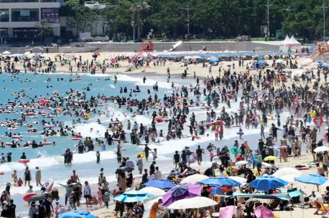 본격적인 여름 피서철을 맞이한 지난 27일 부산 해운대구 해운대해수욕장에 피서객이 몰려 북적이고 있다. (사진=뉴시스)