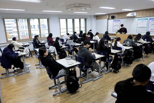 지난해 11월 14일 오전 서울 영등포구 여의도여자고등학교에서 열린 2025학년도 대학수학능력시험에서 수험생들이 시험 시작을 기다리고 있다. (사진=공동취재단)