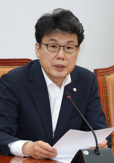 진성준 더불어민주당 정책위의장이 29일 국회에서 열린 원내대책회의에서 발언을 하고 있다. (사진=뉴스1)