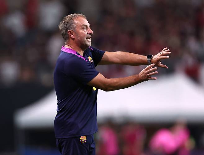 31일 서울월드컵경기장에서 열린 FC서울과 경기 도중 선수들에게 지시사항을 전달하는 FC바르셀로나 한지 플릭 감독