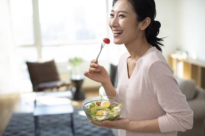 혈당 스파이크를 피하려면 탄수화물 섭취를 줄이고, 섬유질이 풍부한 채소와 크롬 성분이 들어있는 달걀 등의 식품을 적당히 섭취하는 게 도움이 된다. [사진=게티이미지뱅크]