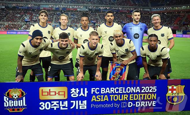 31일 서울 마포구 상암동 서울월드컵경기장에서 열리는 ‘2025 FC바르셀로나 아시아투어’ FC서울과 FC바르셀로나의 경기를 앞두고 FC바르셀로나 선발 선수들이 기념 촬영을 하고 있다. 2025.7.31/뉴스1 ⓒ News1 김진환 기자