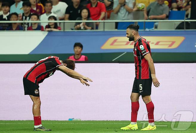 31일 서울 마포구 상암동 서울월드컵경기장에서 열리는 ‘2025 FC바르셀로나 아시아투어’ FC서울과 FC바르셀로나의 경기, 전반 FC서울 야잔(오른쪽)이 동점골을 넣은 뒤 김진수와 기쁨을 나누고 있다. 2025.7.31/뉴스1 ⓒ News1 김진환 기자