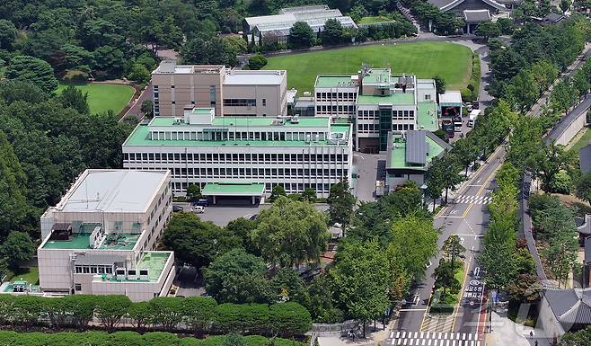 이재명 대통령이 청와대로 집무실 복귀를 예고한 가운데 오는 8월 1일부터 보안·안전 점검 등 준비작업을 위해 관람이 임시 중단된다. 사진은 30일 서울 종로구 세종로 청와대 위민관. 2025.7.30/뉴스1 ⓒ News1 김진환 기자