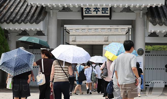 청와대 관람 일시 종료를 이틀 앞둔 30일 오후 서울 종로구 청와대 춘추문으로 관람객들이 입장하고 있다.  2025.7.30/뉴스1 ⓒ News1 김진환 기자