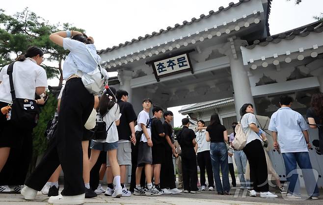 청와대 관람 일시 종료를 하루 앞둔 31일 오후 서울 종로구 청와대 춘추문으로 관람객들이 입장하고 있다.  2025.7.31/뉴스1 ⓒ News1 김진환 기자