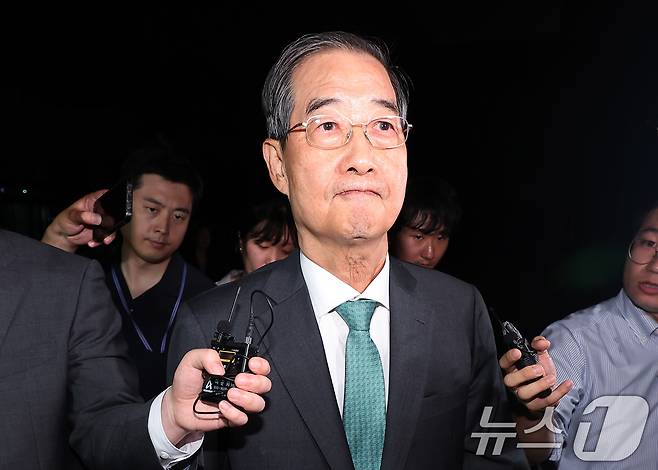 한덕수 전 국무총리가 지난 7월 2일 서울 서초구 서울고등검찰청에 마련된 내란특검 사무실에서 조사를 받은 후 귀가하고 있다. 2025.7.2/뉴스1 ⓒ News1 김성진 기자