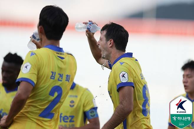 K리그 경기 중 물을 마시는 선수들(한국프로축구연맹 제공)