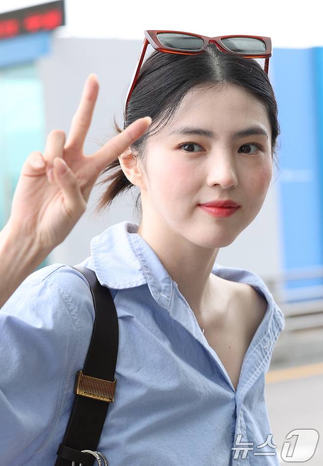 배우 한소희가 1일 오전 팬미팅을 위해 인천국제공항을 통해 대만 타이베이로 출국하고 있다.  ⓒ News1 권현진 기자