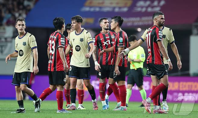 31일 서울 마포구 상암동 서울월드컵경기장에서 열리는 ‘2025 FC바르셀로나 아시아투어’ FC서울과 FC바르셀로나의 경기에서 7대3 승리를 거둔 FC바르셀로나 선수들이 FC서울 선수들과 인사를 하고 있다. 2025.7.31/뉴스1 ⓒ News1 김진환 기자