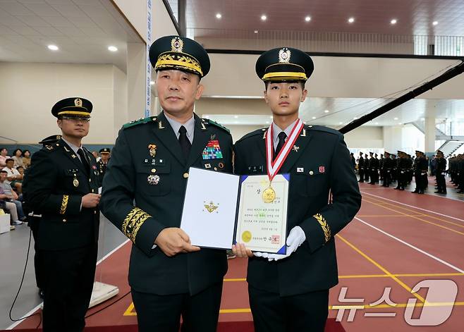 김진철 교육사령관 직무대리가 임관자 대표 조현비 하사에게 임관사령장을 수여하고 있다. (육군 제공. 재판매 및 DB 금지) 2025.8.1/뉴스1 ⓒ News1 이연주 기자