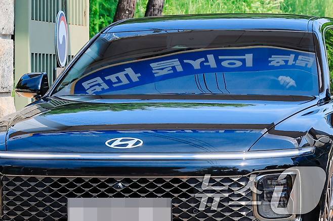 김건희 여사의 각종 의혹을 수사하는 김건희 특검팀(특별검사 민중기)의 윤석열 전 대통령에 대한 체포영장 집행이 실패한 1일 오전 경기도 의왕 서울구치소에서 특검팀이 탄 차량이 서울구치소를 빠져나가고 있다. (공동취재) 2025.8.1/뉴스1 ⓒ News1 김성진 기자