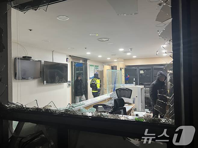 지난 1월 19일 새벽 윤석열 대통령에 대한 구속영장이 발부되자 서울 서부지법에 지지자들이 진입해 난동을 부리자 경찰이 진압에 나서고 있다. 2025.1.19/뉴스1 ⓒ News1 김민수 기자