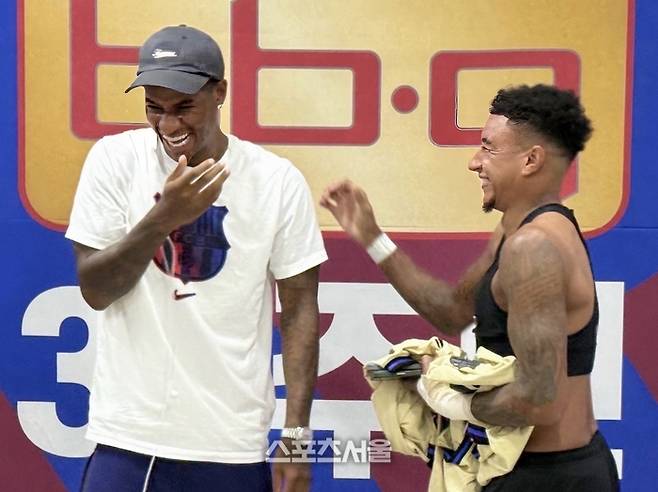 바르셀로나의 마커스 래시퍼드와 FC서울 제시 린가드가 31일 서울월드컵경기장에서 열린 프리시즌 친선경기 후 대화를 나누고 있다. 정다워 기자