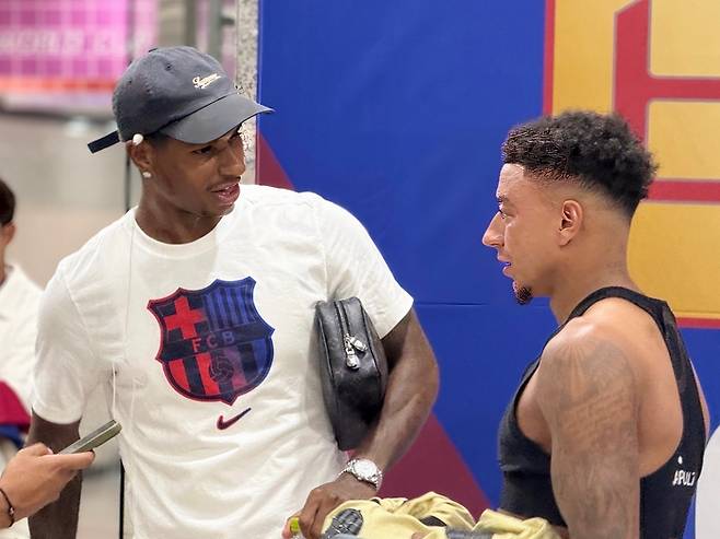 바르셀로나의 마커스 래시퍼드와 FC서울 제시 린가드가 31일 서울월드컵경기장에서 열린 프리시즌 친선경기 후 대화를 나누고 있다. 정다워 기자