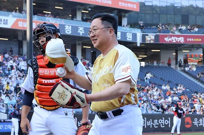 이장우 대전시장(오른쪽)이 11일 대전 한화생명 볼파크에서 열린 ‘2025 KBO 퓨처스 올스타전 시구를 마친 후 마운드에서 내려오고 있다. 사진 | 대전=연합뉴스