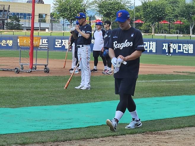 한화 손아섭(오른쪽)이 1일 광주-기아 챔피언스 필드에서 2025 KBO리그 KIA전에 앞서훈련하고 있다. 31일 트레이드된 손아섭은 이날 팀에 합류했다. 광주 | 김동영 기자 raining99@sportsseoul.com