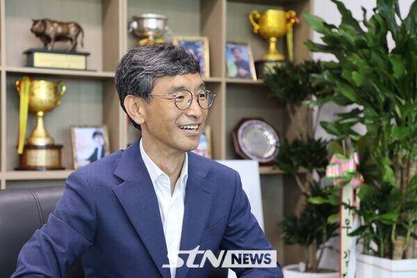 '제20회 아시아 롤러스케이팅 선수권대회'의 제천 유치를 위해 노력했으며, 대회 성공 개최를 위해 힘쓰고 있는 안성국 제천시체육회장. 사진은 23일 STN뉴스와 인터뷰를 갖는 모습. /사진=이형주 기자(제천)