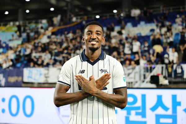오는 2일 오후 7시, 이랜드는 목동운동장에서 인천 유나이티드와 K리그2 23라운드 홈경기를 치른다. 직전 경기에서 2위 수원을 2-0으로 제압하며 분위기를 바꾼 이랜드는 인천을 상대로 홈에서 연승을 이어가겠다는 각오다. /사진=이랜드