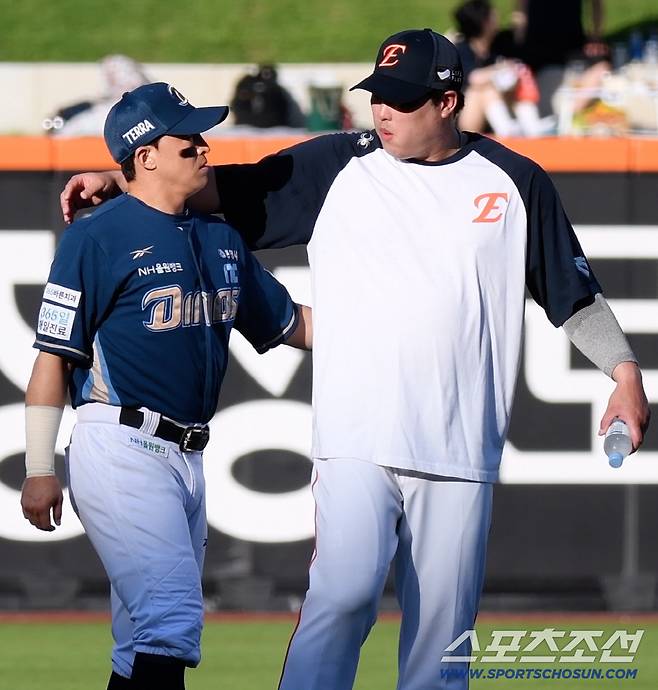 1일 대전 한화생명볼파크. 류현진과 손아섭이 반갑게 인사하고 있다.  대전=정재근 기자 cjg@sportschosun.com/2025.7.2/