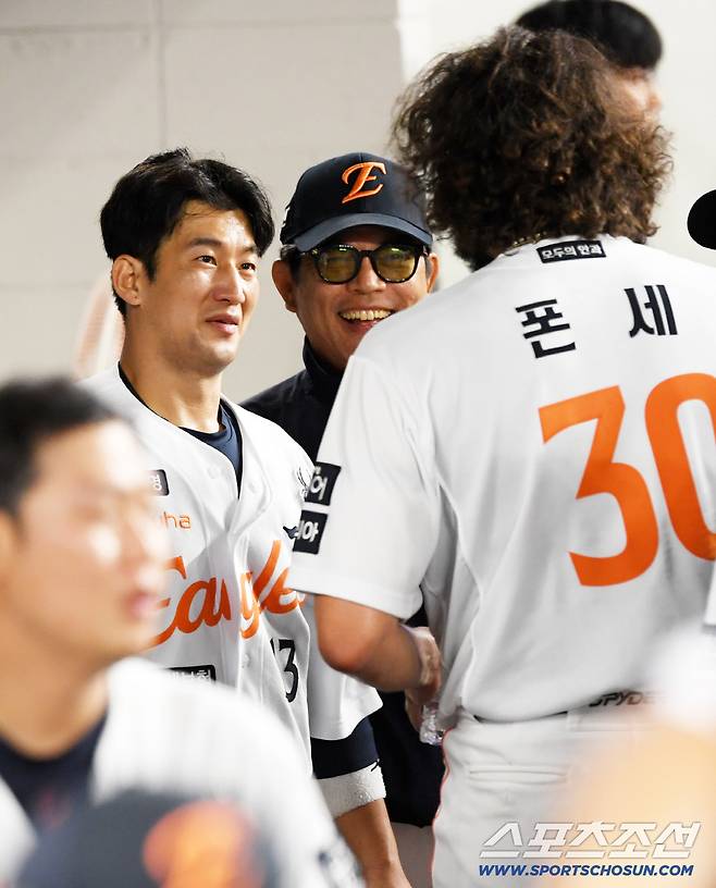 뛰어난 실력뿐만 아니라 동료를 먼저 챙길 줄 아는 폰세를 아빠 미소로 바라본 양상문 코치.