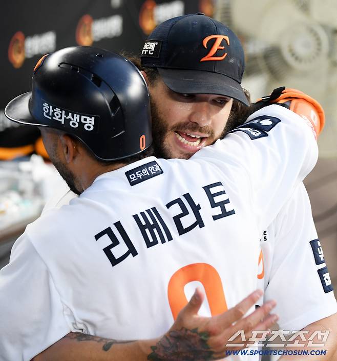 폰세는 홈런 친 외국인 타자 리베라토를 뜨겁게 안아줬다.