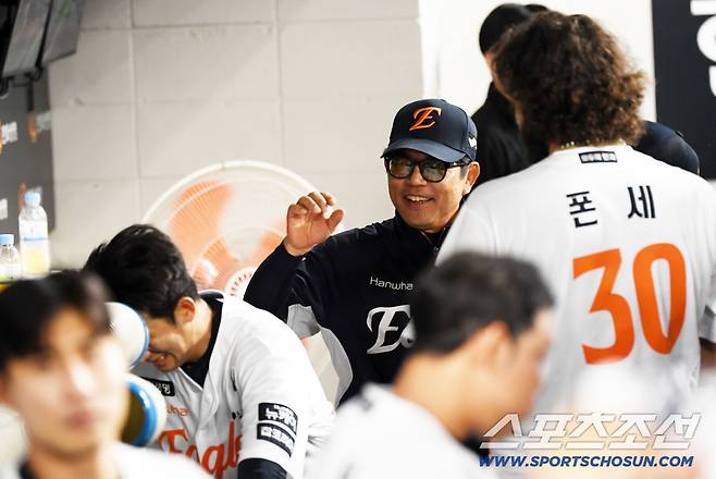 아빠 미소로 고생한 포수 최재훈과 선발 폰세를 칭찬한 투수코치.