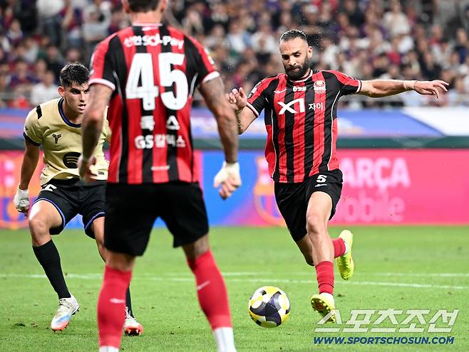 31일 서울월드컵경기장에서 열린 FC 바르셀로나와 FC 서울의 경기, 야잔이 돌파를 시도하고 있다. 상암=허상욱 기자wook@sportschosun.com/2025.07.31/