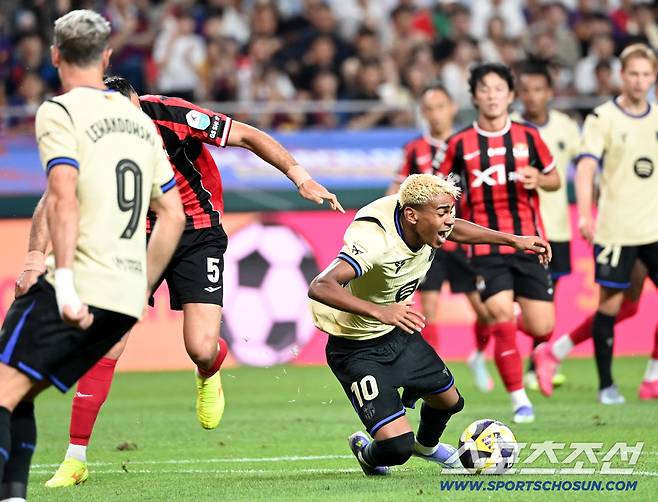 31일 서울월드컵경기장에서 열린 FC 바르셀로나와 FC 서울의 경기, 라민 야말이 돌파를 시도하다 야잔의 수비에 넘어지고 있다. 상암=허상욱 기자wook@sportschosun.com/2025.07.31/