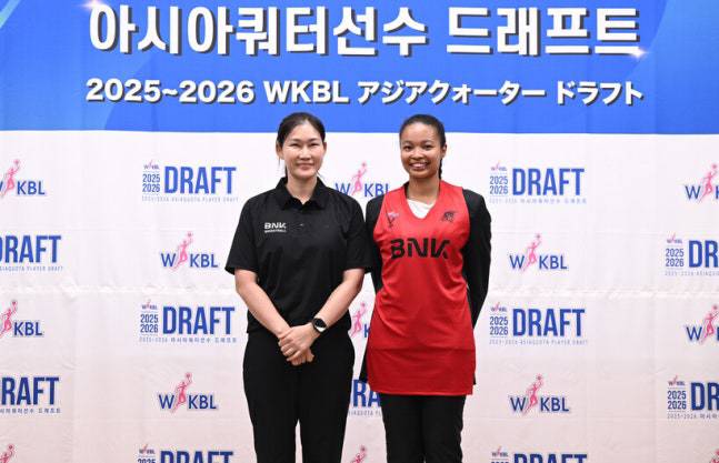 BNK 박정은 감독과 나카자와 리나. 사진제공=WKBL