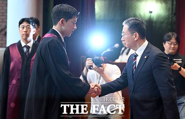 정성호 법무부 장관(오른쪽)이 1일 오전 경기 과천 정부과천청사 법무부에서 열린 신임검사 임관식에 참석해 신임 검사들에게 임명장을 수여한 뒤 악수를 나누고 있다. /과천=임영무 기자