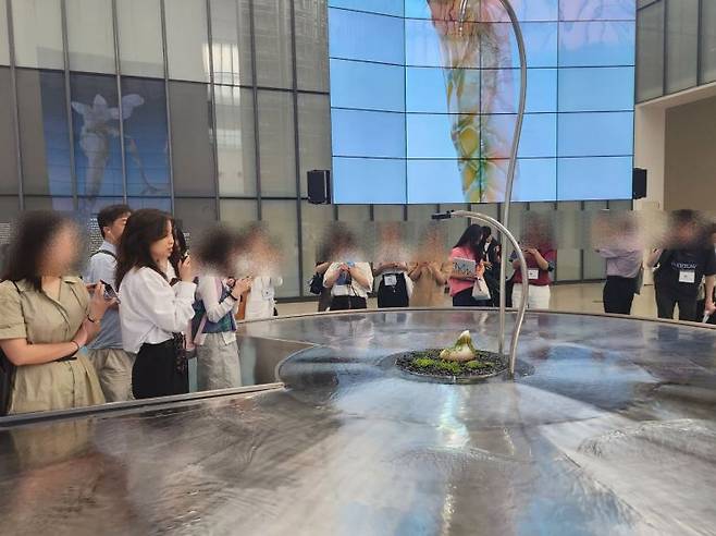 31일 국립현대미술관 '아트박스'에서 추수 작가가 자신의 작품 '아가몬 인큐베이터 5'에 대해 설명하고 있다. 서믿음 기자