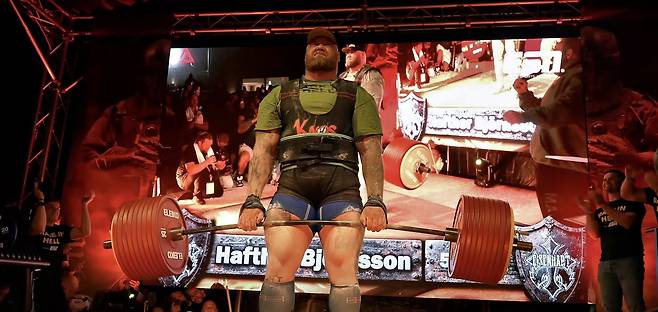 하프토르 비요르손이 지난 26일 데드리프트 505㎏을 성공하는 모습./유튜브 캡처