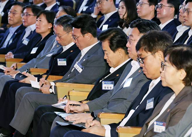 31일 정부서울청사에서 열린 이재명 대통령 고위공직자 특별 강연에서 장관들이 메모하고 있다./연합뉴스