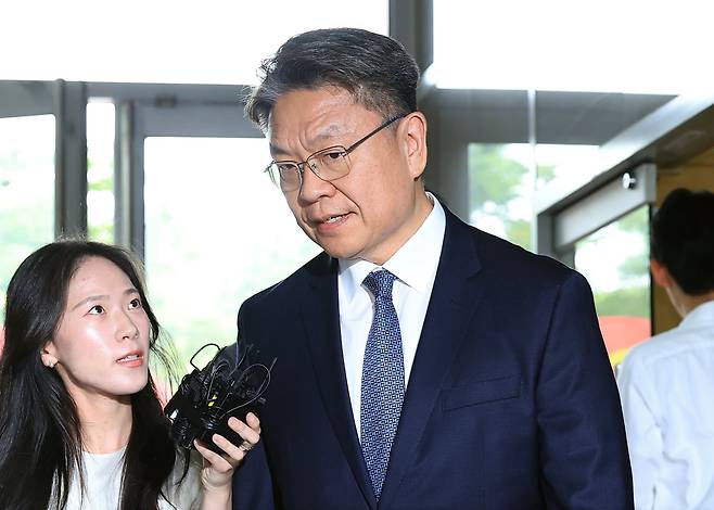 이시원 전 공직기강비서관이 지난달 31일 오전 서울 서초동 순직 해병 특검에 피의자 조사를 받기 위해 출석하며 취재진의 질문에 답하고 있다. /뉴스1