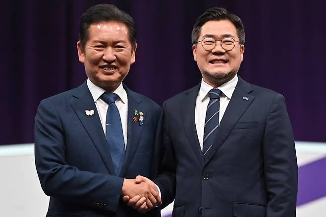 정청래(왼쪽), 박찬대 더불어민주당 당대표 후보들이 지난 7월 29일 오후 서울 마포구 MBC에서 열린 TV토론회에 참석해 기념 촬영하고 있다. /뉴스1